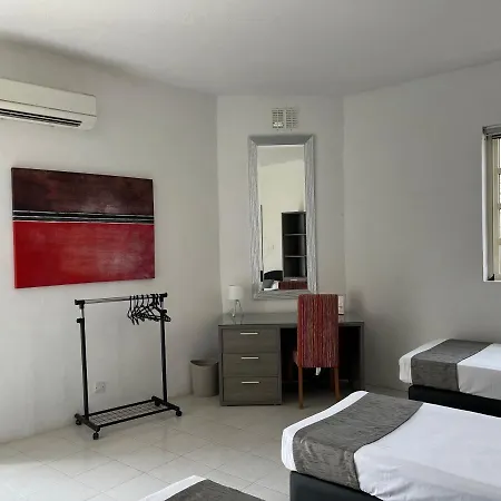 New Aurora 1, Huge Private Bedroom En-suite Δωμάτια σε οικογενειακή κατοικία *